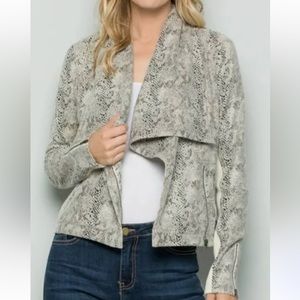 Trendy jacket, so many details!